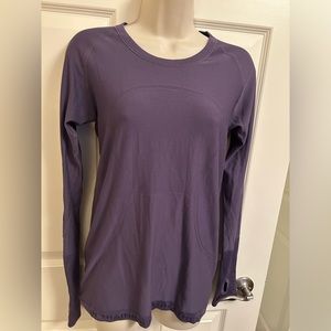 Lululemon Swifty tech long sleeve shirt with thumb holes, purple Sz 8